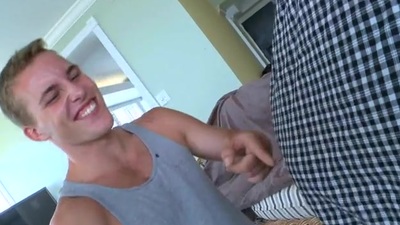 This pretty ripped dude gets ripped himself